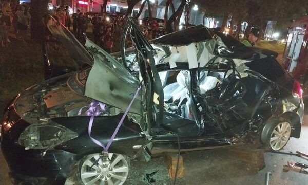 Fatal accidente en CDE, conductora chocó contra patrullera y ambulancia que estaban estacionados