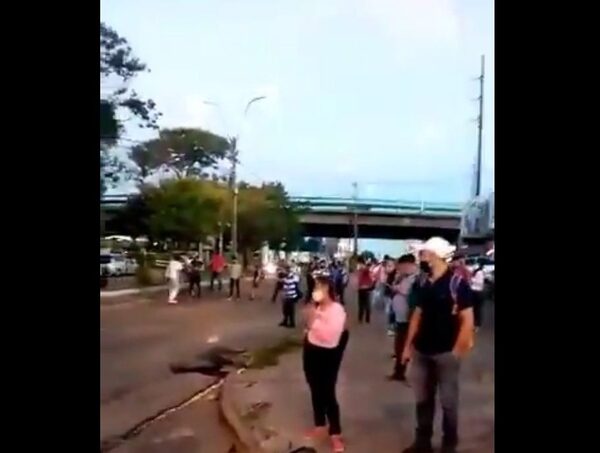 Escasean buses en zona de movilizaciones de seguidores de Payo Cubas · Radio Monumental 1080 AM