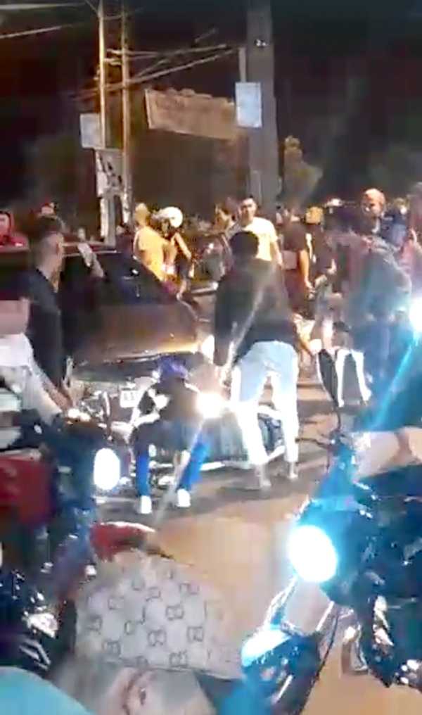 Turba de borrachos atropella y casi lincha a dos policías en CDE - La Clave