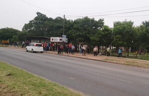 Merma de buses ocasiona aglomeración de pasajeros en paradas