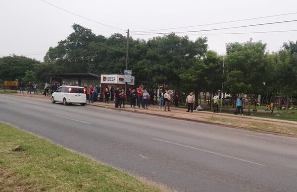 Merma de buses ocasiona aglomeración de pasajeros en paradas