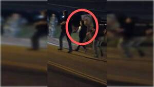 [VIDEO] El fiscal que salvó a un niño de una turba que no daba paso