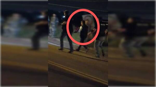 [VIDEO] El fiscal que salvó a un niño de una turba que no daba paso