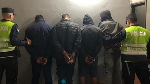 CDE: Detienen a manifestantes que destrozaron un vehículo - Noticias Paraguay