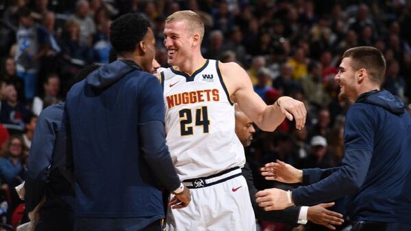 Los Nuggets dejan contra las cuerdas a los Suns