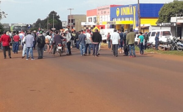 Itakyry: Manifestantes bloquean la ruta PY07