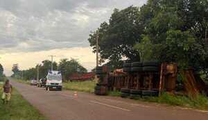 Camionero se pasó de copas y volcó en Edelira