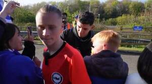 [VIDEO] Hinchas del Brighton y ¡la locura por Julio Enciso!