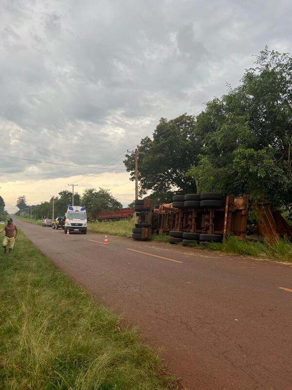 Camión de gran porte volcó en Edelira - C9N