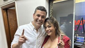 Tratan de "hurrera" a Larissa Riquelme por apoyar a Santi Peña