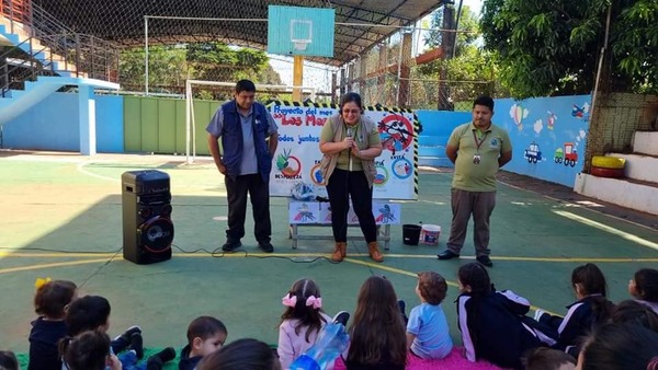 Instruyen a niños en eliminación de criaderos
