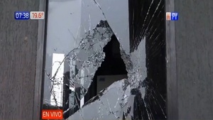 Multitud ataca y saquea puesto policial y peaje en Remanso - Noticias Paraguay