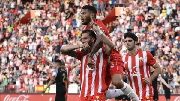 Elche desciende y Almería da importante paso a la salvación