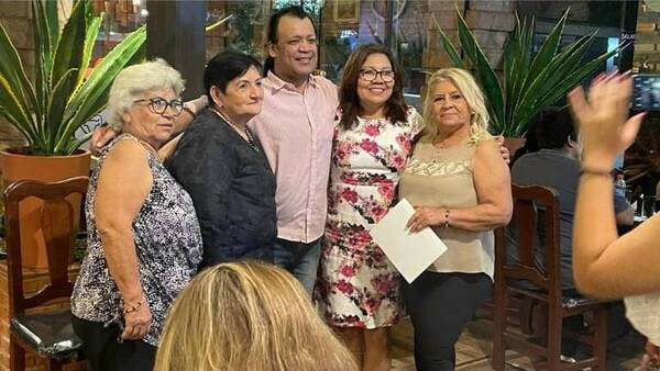Gustavo Cabaña organizó un emotivo reencuentro con sus maestras de Primaria