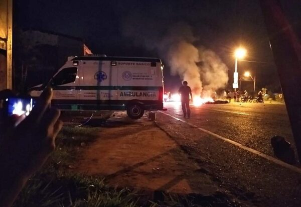 Lamentan ataques de manifestantes a ambulancias con pacientes