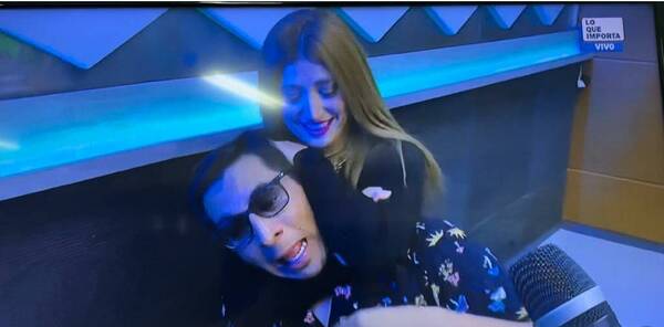 Kathy Diquinto le aplicó un "mataleón" a Clari Arias