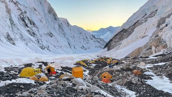 Alpinista estadounidense muere durante su ascenso al monte Everest