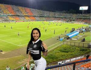 "Madrina del Olimpia" ya está en la cancha lista para el partido
