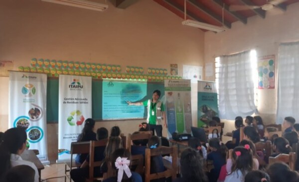 Desarrollan charla sobre reciclaje