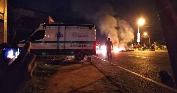 La Nación / Manifestantes atacaron cuatro ambulancias, aseguran