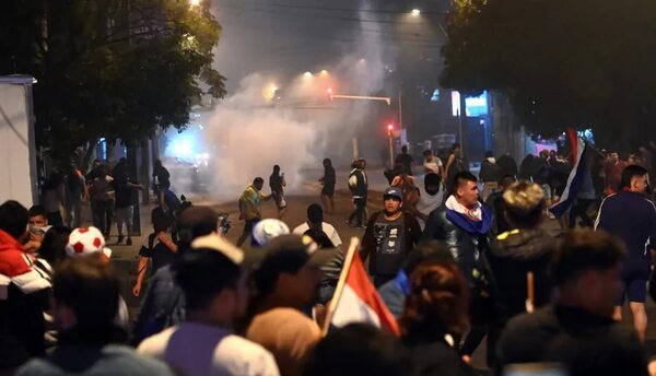 Al menos 51 imputados por disturbios en manifestación frente al TSJE - Policiales - ABC Color