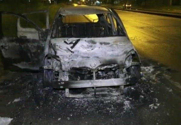 Diario HOY | Hincha boliviano fue arrollado en la Transchaco, sus amigos quemaron el auto que lo mató