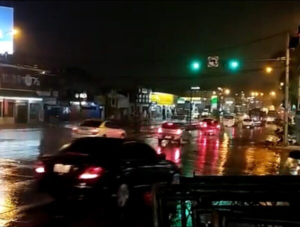 Tránsito libre tras despeje de la avenida Eusebio Ayala de manifestantes · Radio Monumental 1080 AM