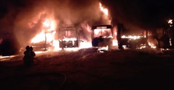 Se incendiaron seis buses de la empresa Cerro Kôi