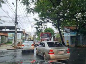 Bus chatarra descompuesto sobre Azara enlentece el tráfico  - Nacionales - ABC Color