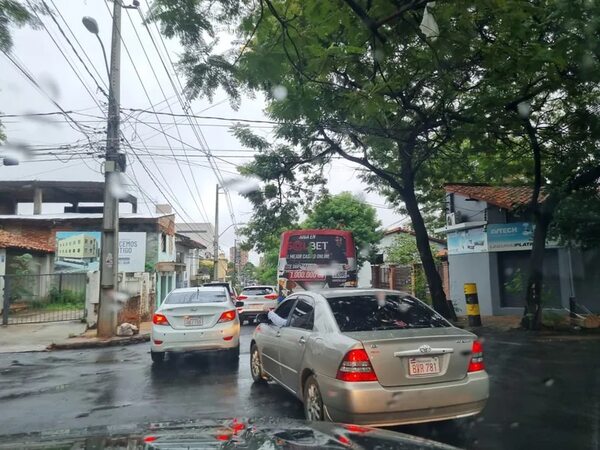 Bus chatarra descompuesto sobre Azara enlentece el tráfico - Nacionales - ABC Color