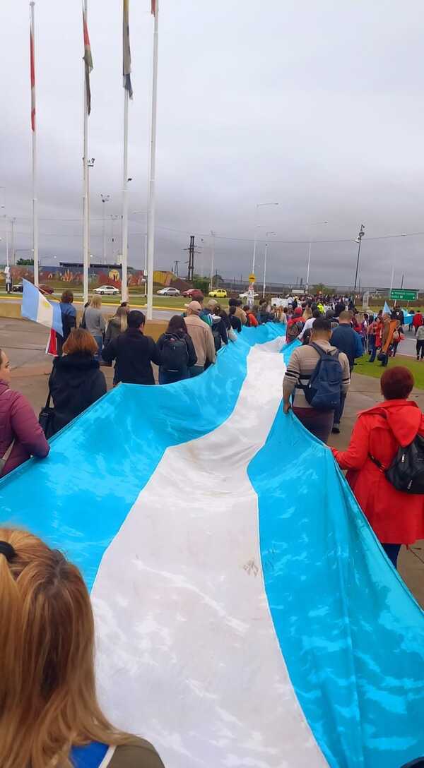 DOCENTES ARGENTINOS CIERRAN PUENTE INTERNACIONAL SAN ROQUE GONZÁLEZ DE SANTA CRUZ