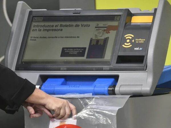 Devuelven unas 2.000 máquinas de votación a empresa contratada tras elecciones generales - Política - ABC Color