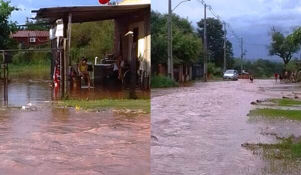 Lluvia convierte calle vecinal en caudaloso arroyo •