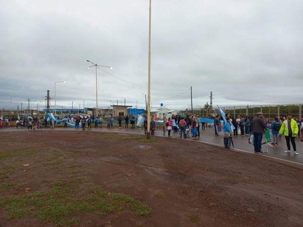 Docentes argentinos bloquean puente Encarnación-Posadas | 1000 Noticias