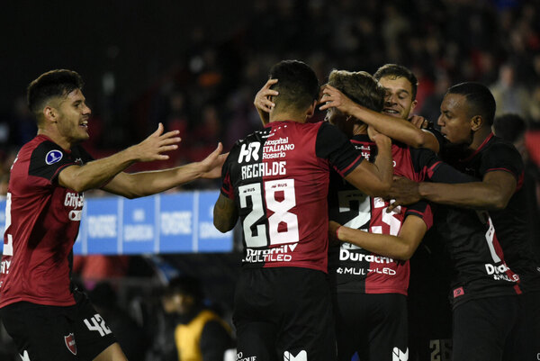 Versus / "Pollo" Recalde asistió y Newell's se mantiene con puntaje perfecto en la Sudamericana