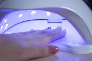 Francia advierte sobre riesgos cancerígenos de la lámpara para uñas semipermanentes - Ciencia - ABC Color