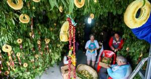 La Nación / Kurusu ára: una tradición cargada de chipas, maní y karu guasu después del rezo