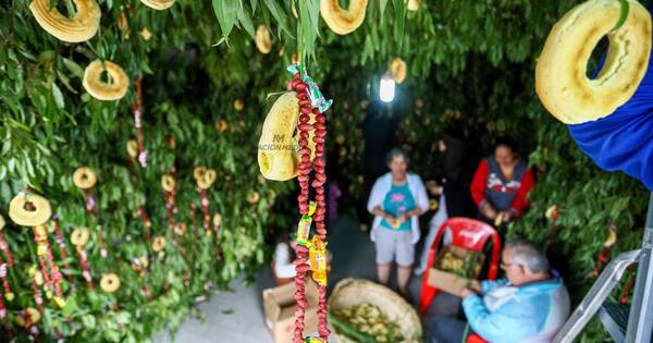 La Nación / Kurusu ára: una tradición cargada de chipas, maní y karu guasu después del rezo