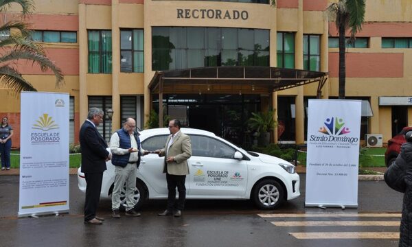 Fundación Santo Domingo dona vehículo a la Escuela de Posgrado UNE