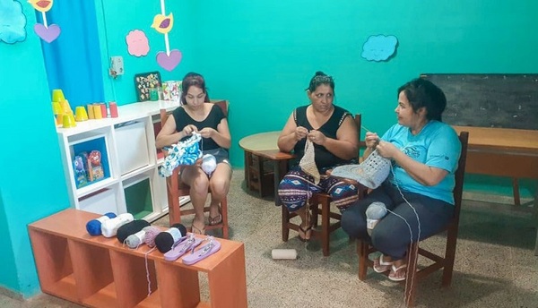 Mujeres privadas de libertad elaboran obsequios de crochet para el Día de la Madre