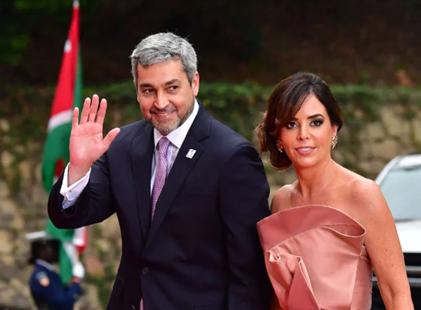 Marito no suspendió viaje a Londres, aclaran