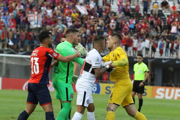Versus / Un exjugador de Cerro y Olimpia asegura que Olveira "no le llega a los talones" a Jean