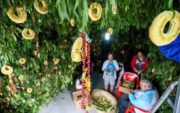 Kurusu ára: una tradición cargada de chipas, maní y karu guasu después del rezo – Prensa 5