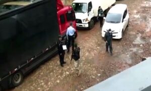 Camión que transporta máquinas de votación a Argentina se averió y mientras manifestantes cierran frontera