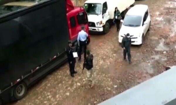 Camión que transporta máquinas de votación a Argentina se averió y mientras manifestantes cierran frontera