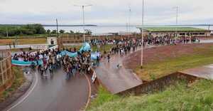 Diario HOY | Docentes argentinos realizan cierre del puente que une Encarnación y Posadas