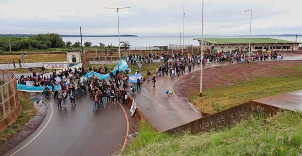 Diario HOY | Docentes argentinos realizan cierre del puente que une Encarnación y Posadas