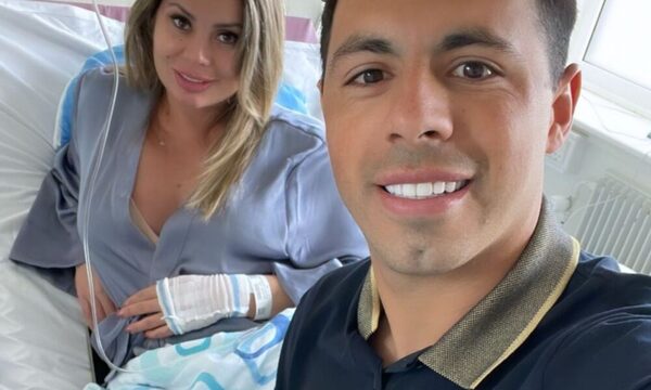 Blás Riveros mimando a Dahiana en el hospital de Dinamarca