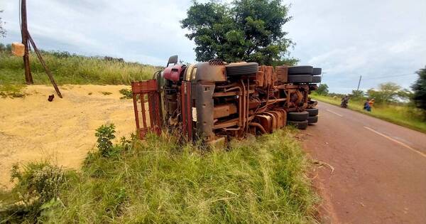 La Nación / Itapúa: camión que llevaba 30 toneladas de soja volcó en la ciudad de Edelira