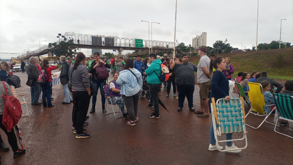 Docentes argentinos levantan protesta en la cabecera del puente San Roque